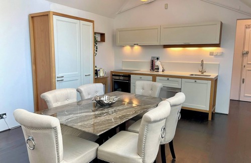 Warwick Apartment | The Ophelia Gardens - by Sloane Square