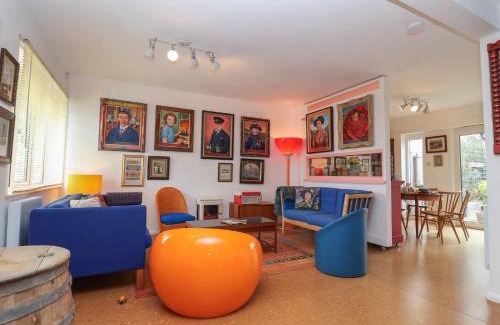 Bury St Edmunds House | The Orchard Close Art House