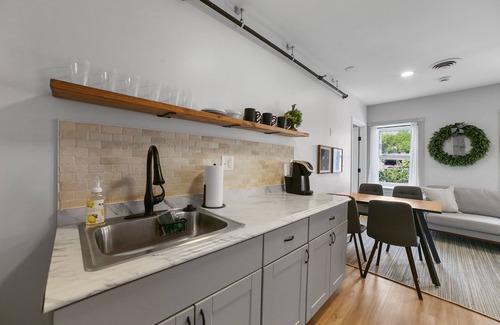 St. Charles Historic District Apartment | The Otter Suite at Divine Otter