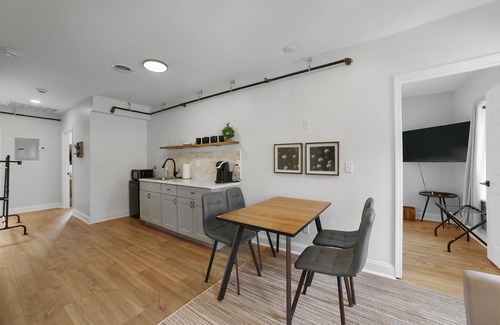 St. Charles Historic District Apartment | The Otter Suite at Divine Otter