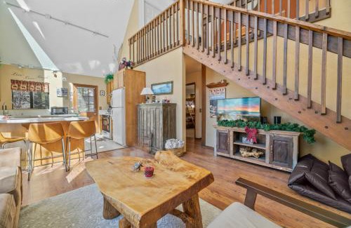 Upper Moonridge House | The Outdoors Inn - Breathtaking mountain views of Bear Mountain, Perfect for a barbecue on the deck!