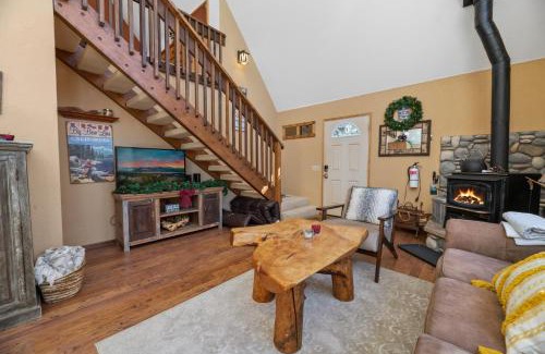 Upper Moonridge House | The Outdoors Inn - Breathtaking mountain views of Bear Mountain, Perfect for a barbecue on the deck!