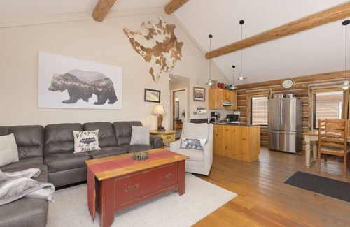 Big Sky Cabin | The Outlaw-Cowboy Heaven Cabin, Best Ski-in/out, Firepit, New Bathrooms, Hot Tub