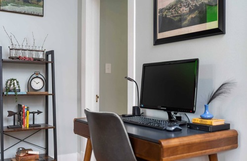 Staunton Apartment | The Overlook-CityViews+PvtPorch+Office+EVCharger