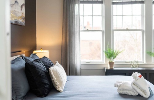 Staunton Apartment | The Overlook-CityViews+PvtPorch+Office+EVCharger