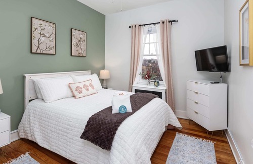 Staunton Apartment | The Overlook-CityViews+PvtPorch+Office+EVCharger