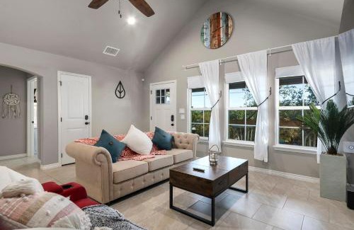 Canyon Lake House | The Overlook Cottage . King Bed . Mini Lake View