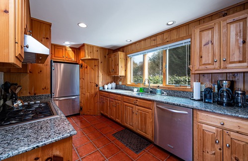 Mid-Coast and Islands House | The Overlook- Enjoy stunning sunsets from this well-appointed Bailey Isl home