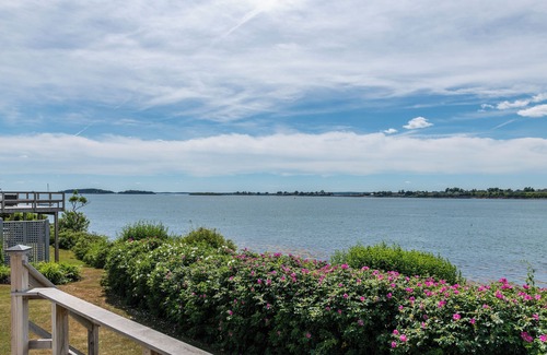 Mid-Coast and Islands House | The Overlook- Enjoy stunning sunsets from this well-appointed Bailey Isl home