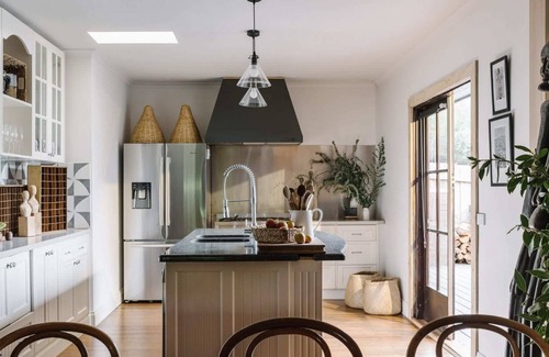Hepburn Springs House | The Oxford ~ Hepburn Springs/Daylesford ~ Sleeps 24