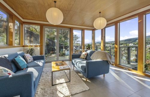 Raumati South House | THE PAINTBOX - RAUMATI SOUTH HOLIDAY HOME in Raumati South