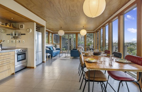 Raumati South House | THE PAINTBOX - RAUMATI SOUTH HOLIDAY HOME in Raumati South