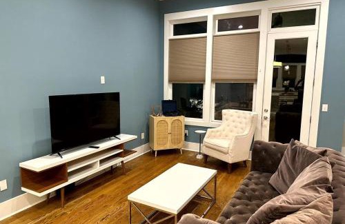 Nashville House | THE PAINTED MUSE I Stylish 3BR with Rooftop Hot Tub in East Nashville