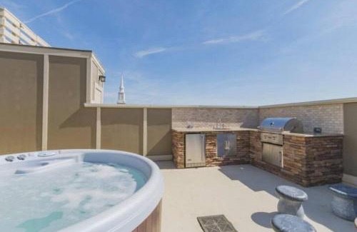 Nashville House | THE PAINTED MUSE I Stylish 3BR with Rooftop Hot Tub in East Nashville