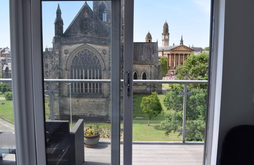 Paisley Apartment | The Paisley Penthouse - Stunning View of the Abbey