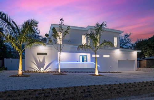 Arlington Park House | The Palace on Clematis – Siesta Key Vacation Home with Large Pool, Firepit & Great Location