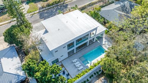 Arlington Park House | The Palace on Clematis – Siesta Key Vacation Home with Large Pool, Firepit & Great Location