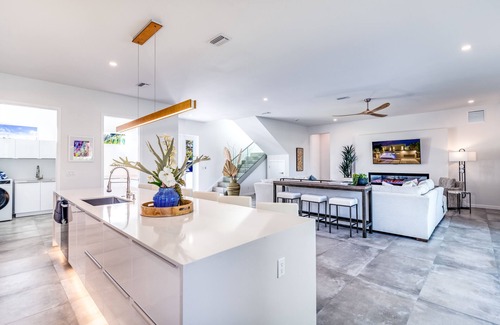 Arlington Park House | The Palace on Clematis – Siesta Key Vacation Home with Large Pool, Firepit & Great Location