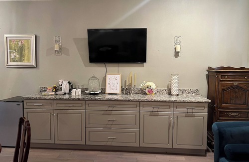 Roswell House | The Palace with private hot tub, sauna & fitness room.