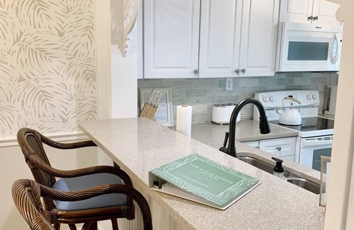 Sanibel Condo | The Palm Lodge @ Loggerhead Cay 🐚 Beachside Accommodations 🐚 Pool & Pickleball