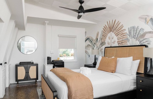 Vilano Beach Hotel | The Palm Queen Studio -5 min walk to beach!