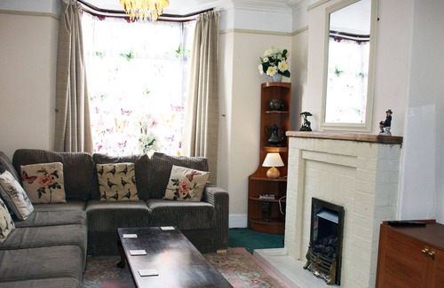 Taunton House | The Palms - a pleasant and spacious holiday home for 8 - 10.