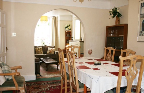 Taunton House | The Palms - a pleasant and spacious holiday home for 8 - 10.