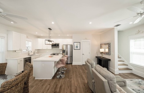 White Street Gallery District House | The Pathway To Paradise