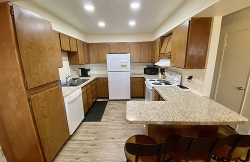 Brookings House | The Peaceful Pelican is close to town and just a 5 min walk to the beach!