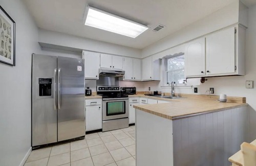 Pooler House | "The Peach" Family Friendly Oasis Pets Welcome