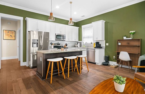 Dixon Park House | The Peach House: pets, family, yard, parking, walkable to Forsythe and downtown