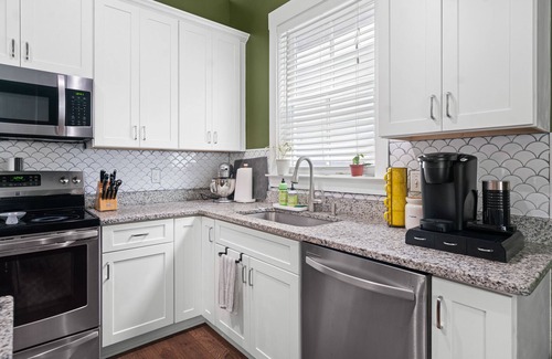 Dixon Park House | The Peach House: pets, family, yard, parking, walkable to Forsythe and downtown