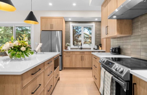 Canmore Villa | The Peak Retreat: NEW Luxe 5BR Mtn Views + Hot Tub