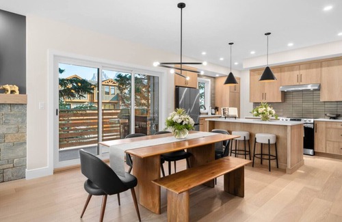 Canmore Villa | The Peak Retreat: NEW Luxe 5BR Mtn Views + Hot Tub