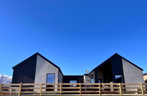 Lake Tekapo House | The Peaks - Lake Tekapo