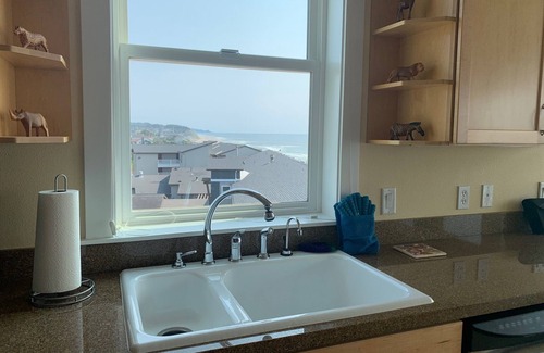 Lincoln City Condo | The Penthouse at Pacific Winds: Oceanfront Paradise