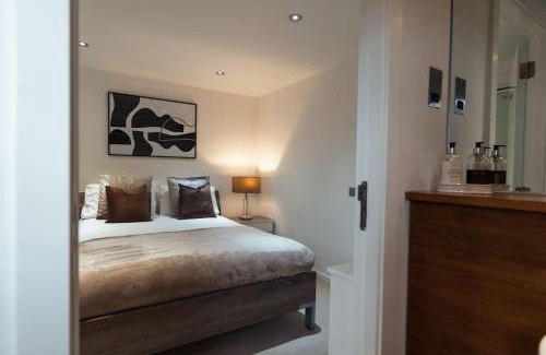 Kelvinbridge Apartment | The Penthouse Suite - Luxury Like No Other