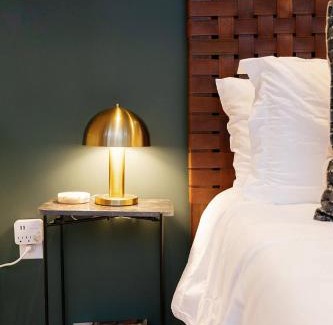 Campton House | "The Perch" Elevated Woodsy Modern Stay w/Hot Tub