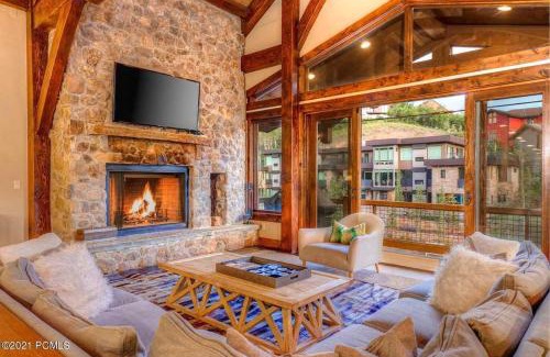 Deer Valley Villa | The Perch Park City - Magnificent 6 BR House With Views, Elevator, Game Room, Hot Tub