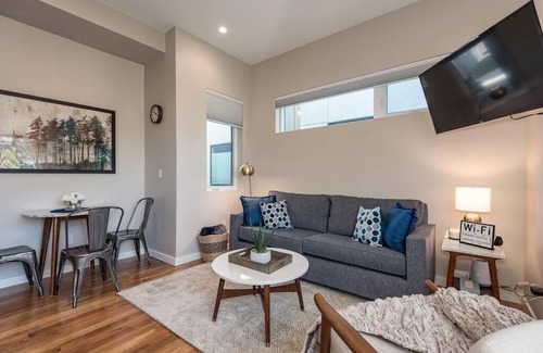 Berkeley House | The Peregrine Rooftop Deck Mtn View Sleeps 4