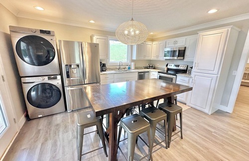 Cedar Bluff House | The Perfect Getaway at "The Rose Cottage". Hot tub, fire pit, kayaks & lake!