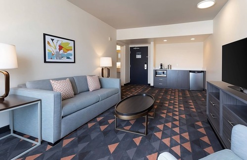 Florida Center Hotel | The Perfect Group Escape! 2 Great Rooms, Pool, Minutes to Universal Studio