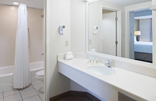 Florida Center Hotel | The Perfect Group Escape! 2 Great Rooms, Pool, Minutes to Universal Studio