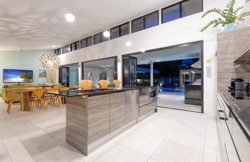 Port Douglas House | The Perfect Port Douglas Luxury Getaway only 150 meters to beach.