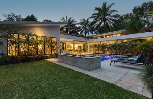 Port Douglas House | The Perfect Port Douglas Luxury Getaway only 150 meters to beach.