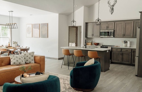 Baileys Harbor House | The Perfect Quiet Escape- 5 mins to Bailey's Harbor Marina-Family Size Cabin