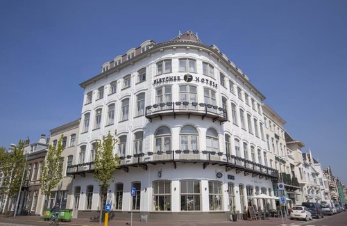 Edelstenenbuurt Hotel | The Perfect Stay for Explorers! Free Breakfast, Onsite Dining!