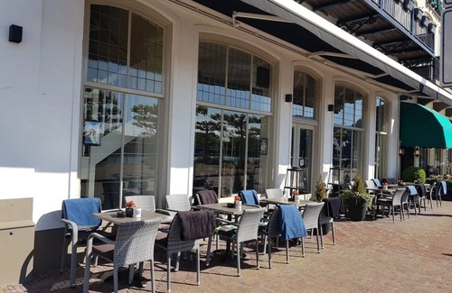 Edelstenenbuurt Hotel | The Perfect Stay for Explorers! Free Breakfast, Onsite Dining!