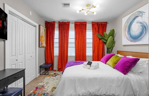East Parkside Apartment | The Philly Zoo Queen Retreat with Fireplace - Parking Available