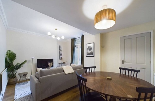 Pimlico Apartment | The Pimlico Place - 1BDR Apartment With Courtyard
